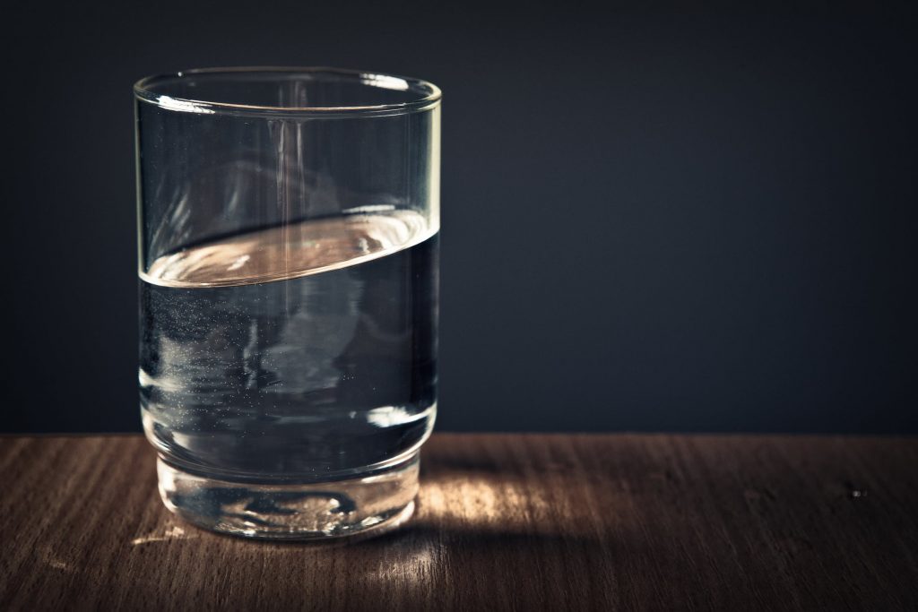 Verre d'eau posé sur une table