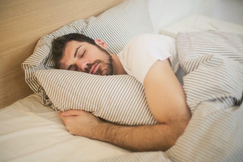 Homme qui ronfle pendant son sommeil