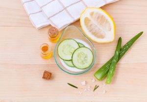 crème pour peau sensible avec un citron coupé et deux rondelles de concombre